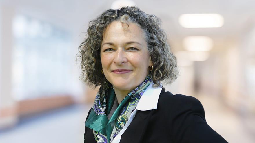 Portrait photo of Laura Turner