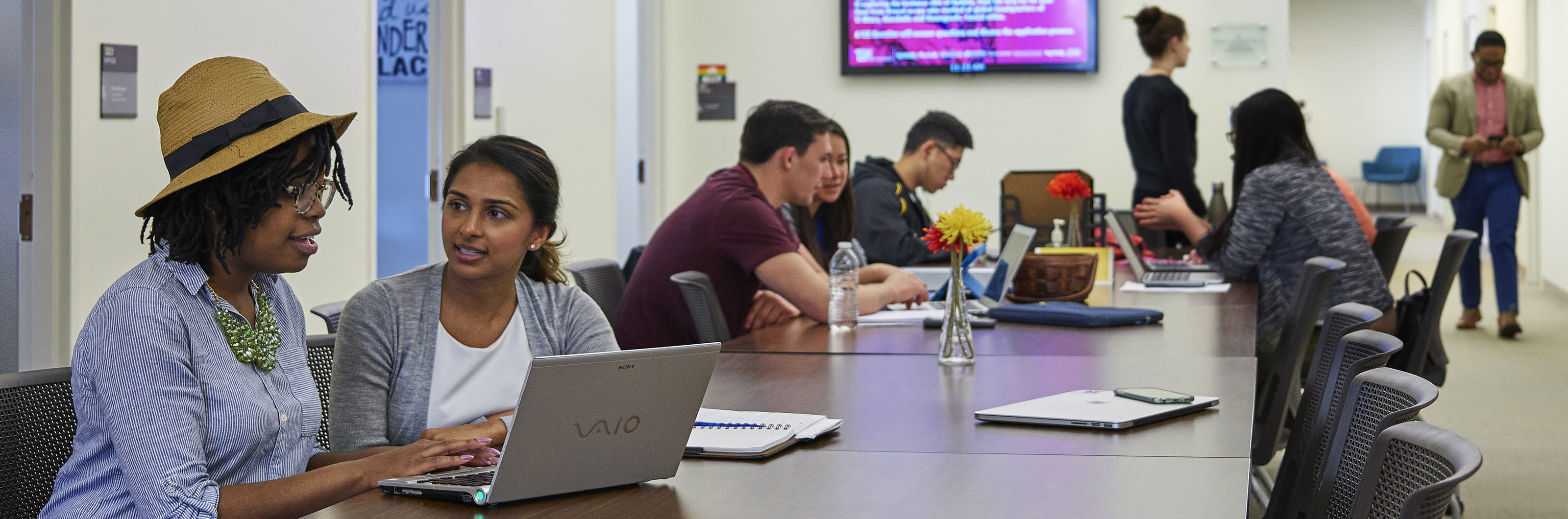 An academic advisor meeting with a student 